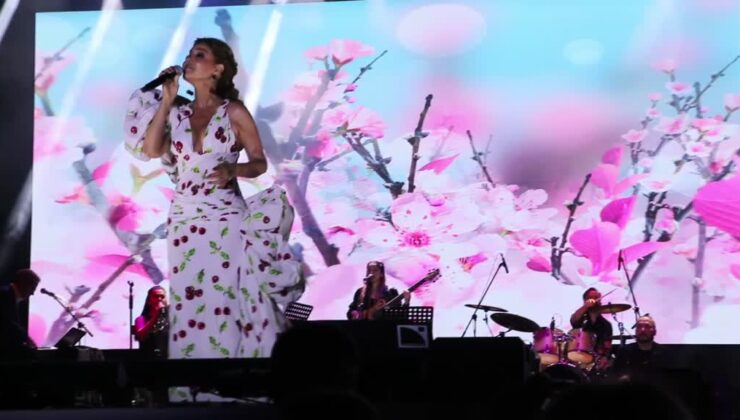 Kiraz Festivalinde Gülben Ergen rüzgârı esti