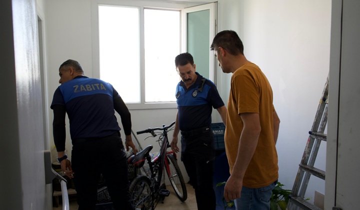 Kayapınar Belediyesi zabıtasından yangın merdiveni denetimi