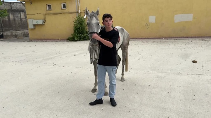 Biniciliğe meraklı olan öğrenciye LGS sınavı sonrası at hediye edildi
