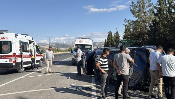 Adıyaman’da biçerdöverle otomobil çarpıştı: 6 yaralı