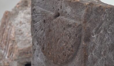 Ani’deki kazılarda bulunan yaklaşık 1000 yıllık güneş saati görücüye çıktı