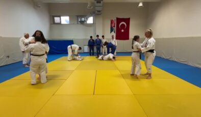 Antrenör baba, judo sevgisini ailesine aşıladı