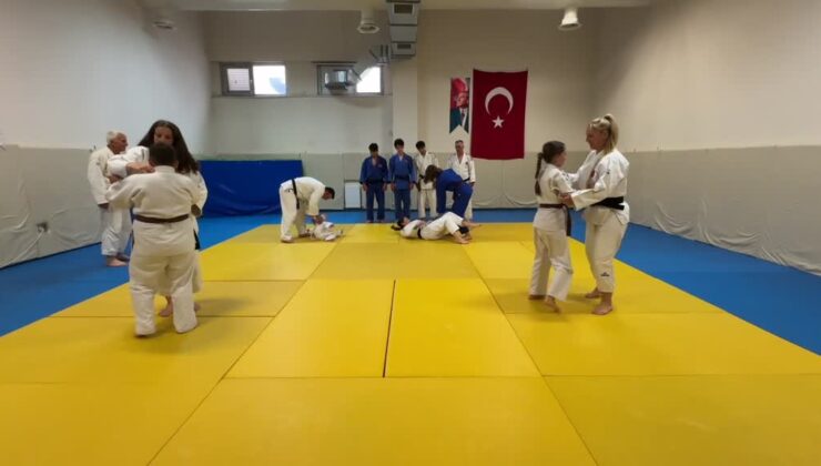 Antrenör baba, judo sevgisini ailesine aşıladı