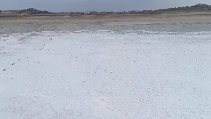 Aşırı sıcaklar Taşaltı Gölü’nü tuz gölüne çevirdi