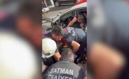 Yaralanan sürücü sıkıştığı yerden ekiplerce kurtarıldı