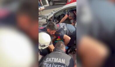 Yaralanan sürücü sıkıştığı yerden ekiplerce kurtarıldı
