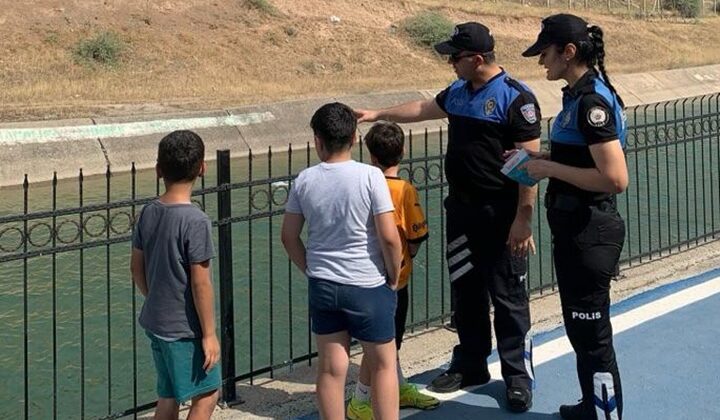 Polis ekipleri boğulmalara karşı broşür dağıttı