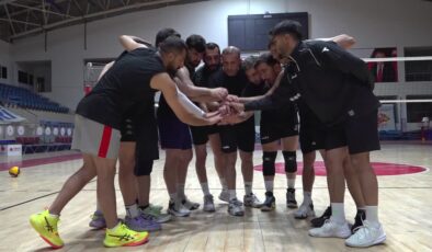 Baba oğul voleybol takımının başarısı için mücadele ediyor