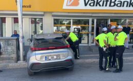 Bankanın önünde oturuyordu, kontrolsüz araçla yaralandı