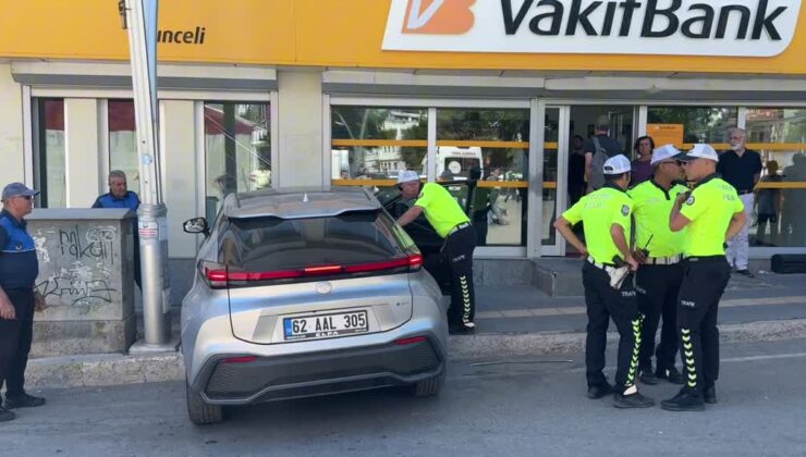 Bankanın önünde oturuyordu, kontrolsüz araçla yaralandı