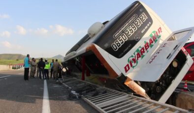 Bingöl’de devrilen yolcu otobüsündeki 3 kişi ağır yaralandı