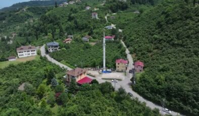 Cami yok ama minare hâlâ ezanla mahalleyi aydınlatıyor