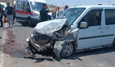 Çarpışmanın ardından pikap devrildi, 4 kişi yaralandı