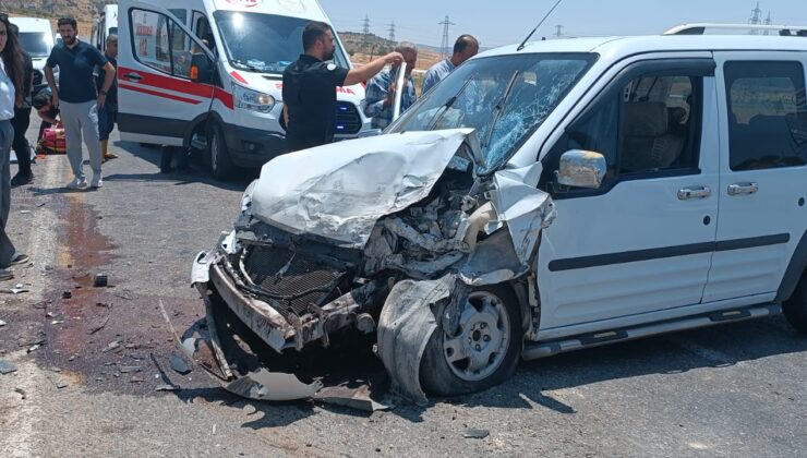 Çarpışmanın ardından pikap devrildi, 4 kişi yaralandı