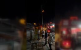 Çıkan yangında 2 katlı ev kullanılamaz hale geldi