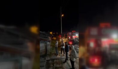 Çıkan yangında 2 katlı ev kullanılamaz hale geldi