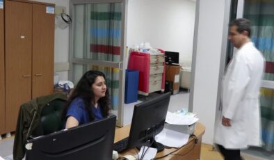 Çocukken izlediği babasıyla aynı hastanede görev yapıyor
