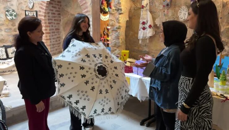 Çöpte bulduğu eski şemsiyeyi 600 yıllık sanatla canlandırdı
