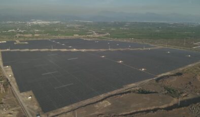 Çorak arazi güneş tarlasına dönüştü