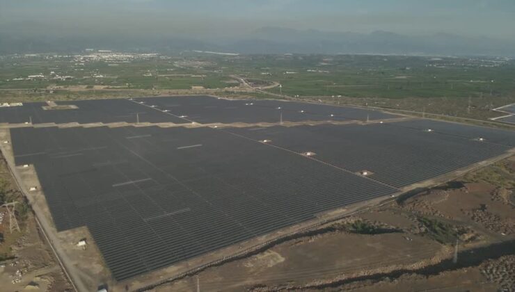 Çorak arazi güneş tarlasına dönüştü