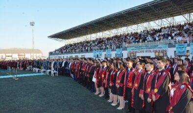 Tıp öğrencileri mezuniyetlerini vicdan mesajıyla taçlandırdı