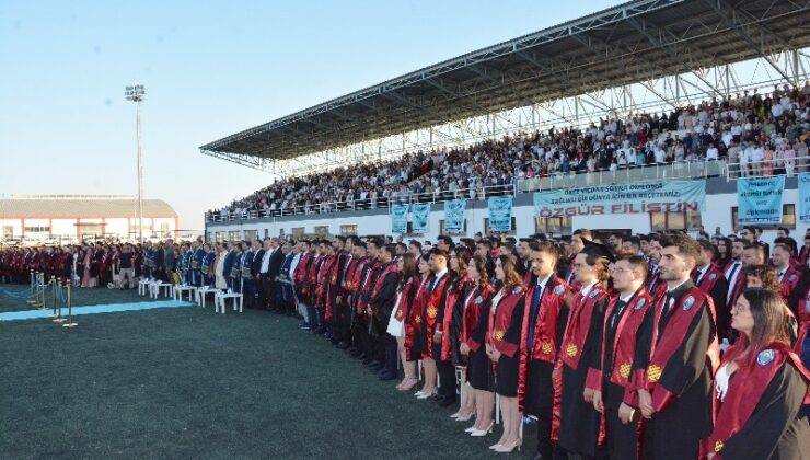 Tıp öğrencileri mezuniyetlerini vicdan mesajıyla taçlandırdı