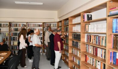 Depremde kaybettikleri sınıf arkadaşları adına kütüphane kurdular