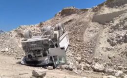 Devrilen hafriyat kamyonunun sürücüsü hayatını kaybetti