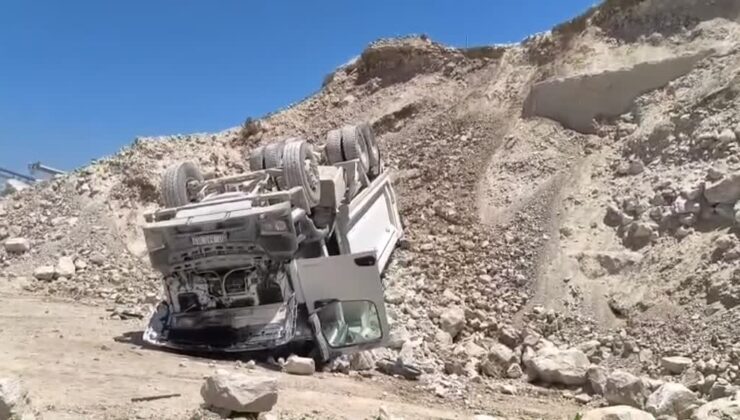 Devrilen hafriyat kamyonunun sürücüsü hayatını kaybetti