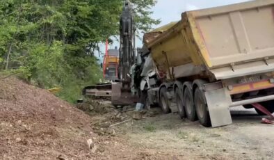 Devrilen hafriyat kamyonu sürücüsüne mezar oldu