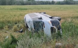 Devrilen minibüsteki 15 kişi yaralandı