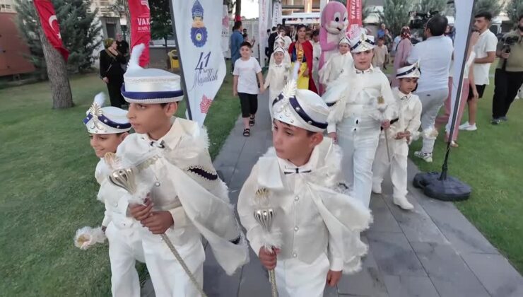 Diyarbakır’da 529 yıllık vakıf geleneğiyle sünnet şöleni yapıldı