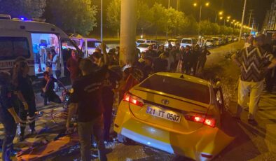 Diyarbakır’da devrilen taksideki 2 kişi yaralandı