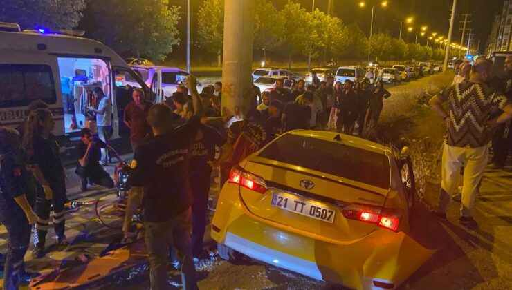 Diyarbakır’da devrilen taksideki 2 kişi yaralandı