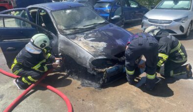 Diyarbakır’da otomobilde çıkan yangın güçlükle söndürüldü