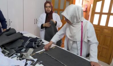 Diyarbakırlı kadınlar atık kumaşları çocuk kıyafetine dönüştürüyor