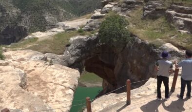 Doğasever öğretmen Siirt’in güzelliklerini resmederek tanıtıyor