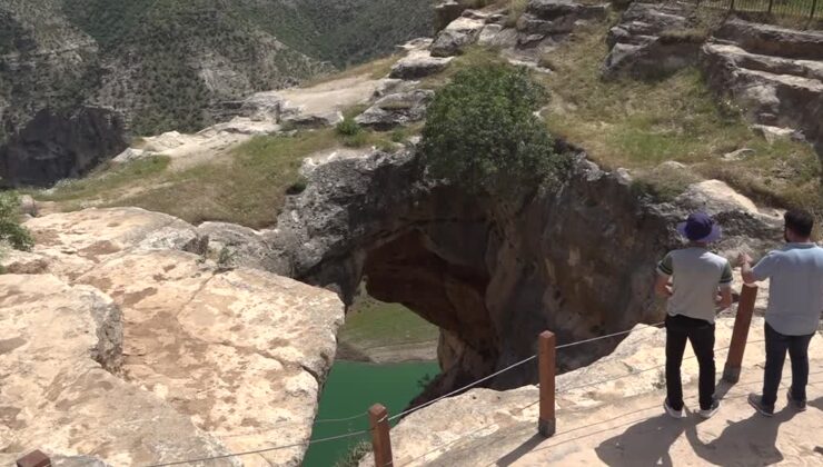 Doğasever öğretmen Siirt’in güzelliklerini resmederek tanıtıyor