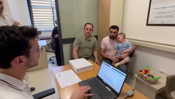 Doğuştan işitme engelli 2,5 yaşındaki çocuk ilk kez duymaya başlayınca ağladı