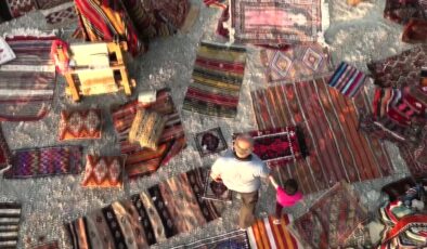 Dokuma halı ve kilimlerden oluşan koleksiyonunu bağ evinin çatısında sergiliyor