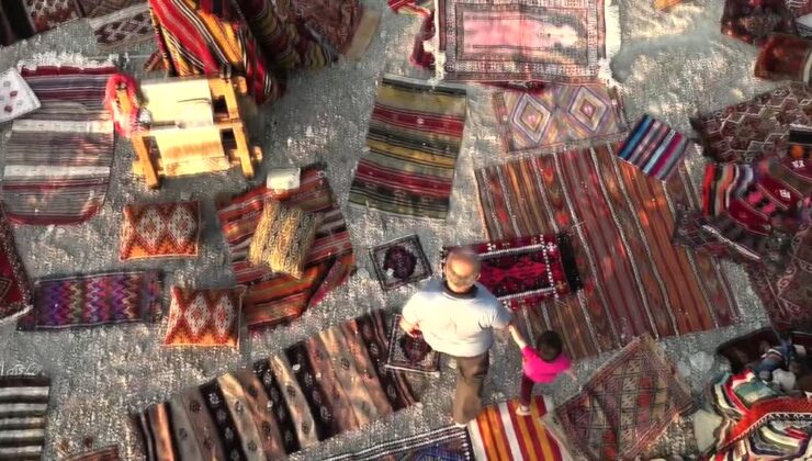 Dokuma halı ve kilimlerden oluşan koleksiyonunu bağ evinin çatısında sergiliyor