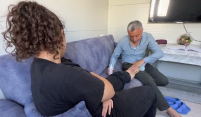 Depremzede baba, kızının yeniden yürümesi için destek bekliyor