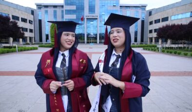 Faslı ikizler Karabük Üniversitesini dereceyle tamamladı
