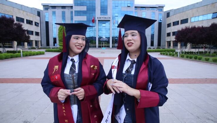 Faslı ikizler Karabük Üniversitesini dereceyle tamamladı