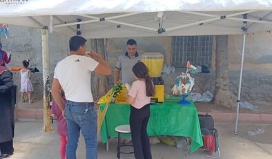 Batman’da öğrenciler Filistin yararına limonata sattı