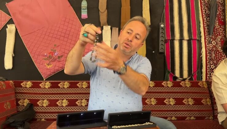 Gök taşından bıçak ve kolye üretiyor