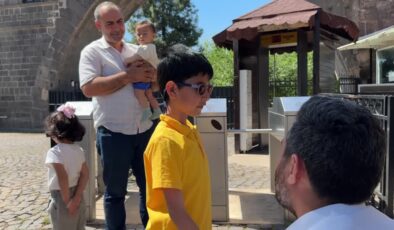Küçük Recep parmaklarıyla tarihi hissetti