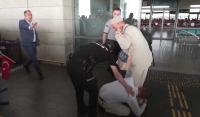 Hacdan dönen anne ve babasını ayaklarına kapanarak karşıladı