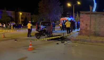 Hafif ticari araç ile motosiklet çarpıştı, 2 kişi öldü, 1 kişi yaralandı