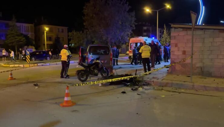 Hafif ticari araç ile motosiklet çarpıştı, 2 kişi öldü, 1 kişi yaralandı